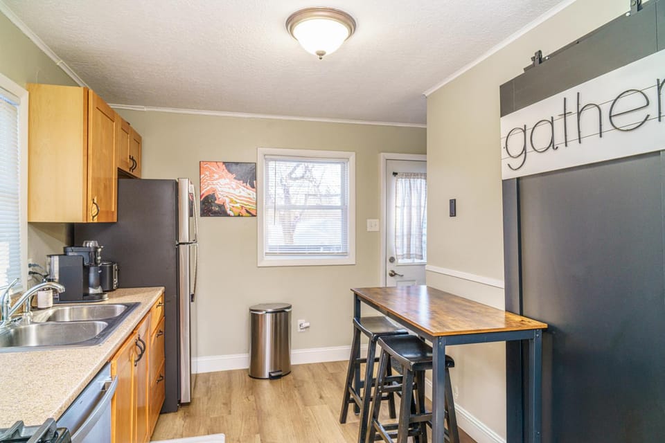 Kitchen or kitchenette, dishwasher, oven
