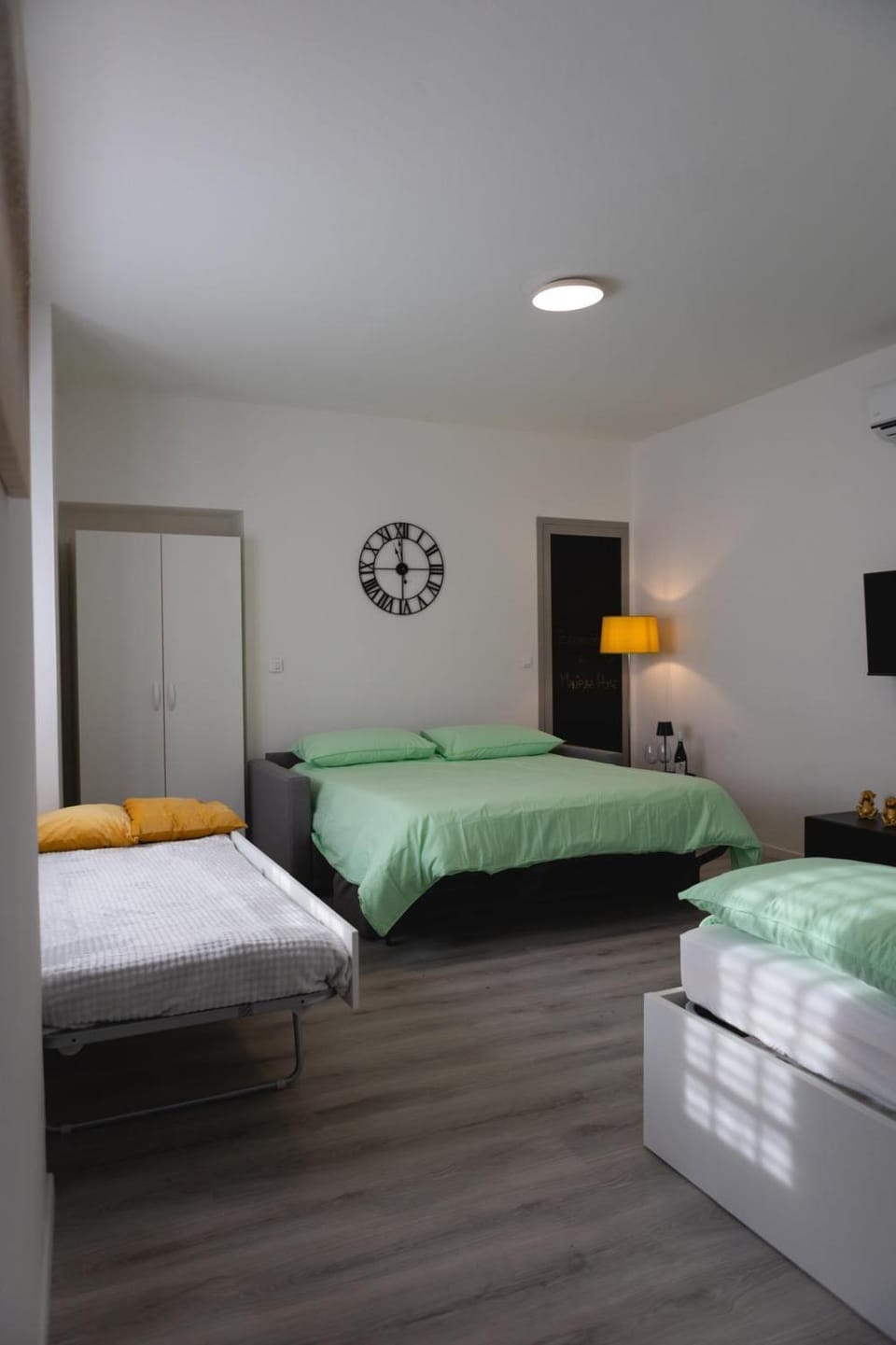 Bed, TV and multimedia, Photo of the whole room, Bedroom
