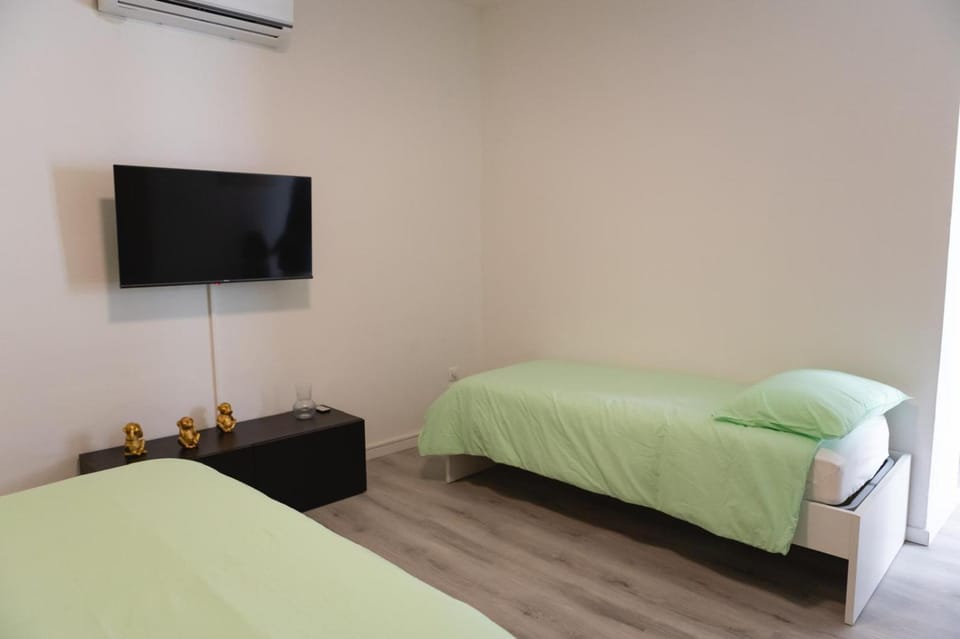 Bed, TV and multimedia, Photo of the whole room, Bedroom, air conditioner