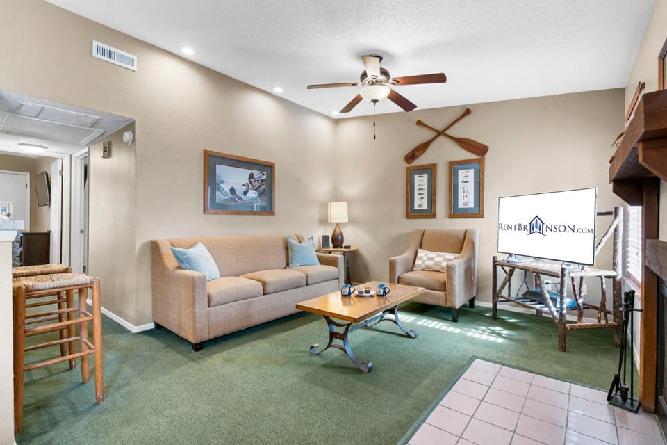 Ozark Ridge 20 House in Table Rock Lake