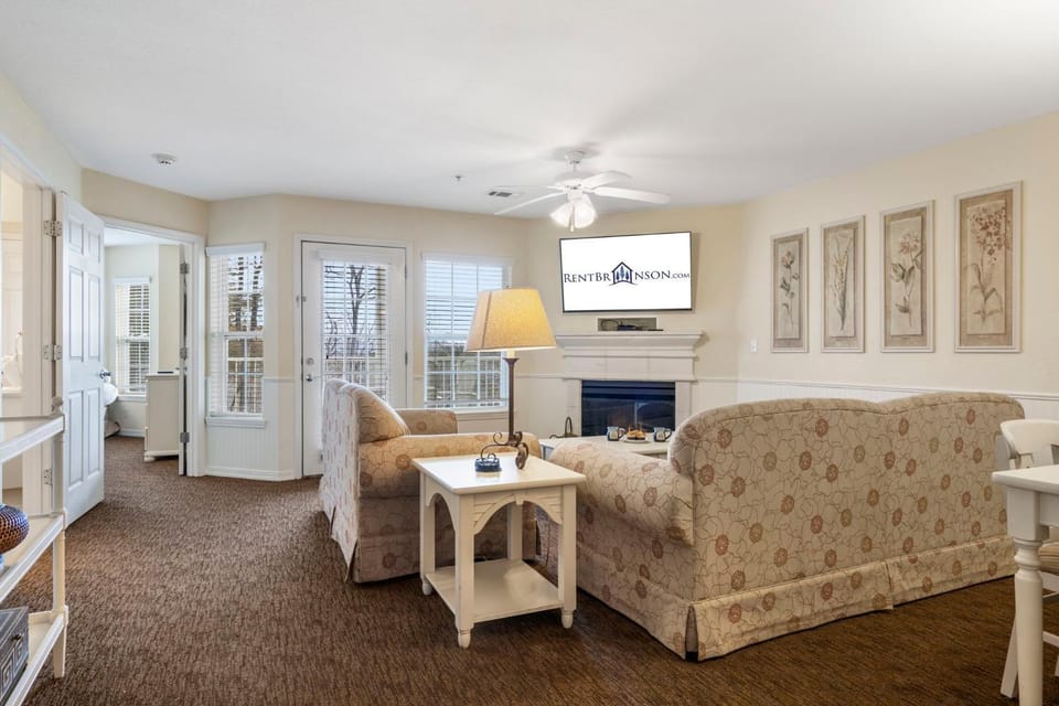 Spacious Condo with Table Rock Lake Access, Boat Slip, Outdoor Pool & Free Daily Tickets House in Table Rock Lake
