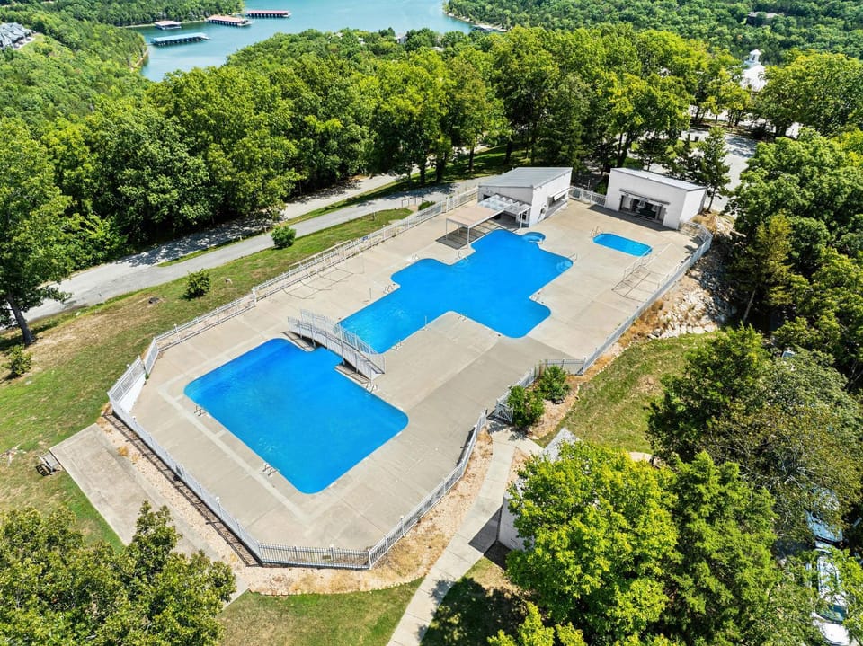 Lake Access-Spacious Condo-Free Attraction Tickets-Deck Area House in Table Rock Lake