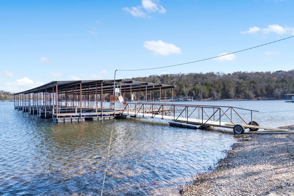 Lake Access Condo-Free Daily Tickets-Peaceful Views-Expansive House in Kimberling City