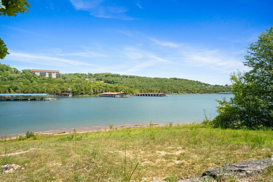 Lake Access Condo-Free Daily Tickets-Peaceful Views-Expansive House in Kimberling City