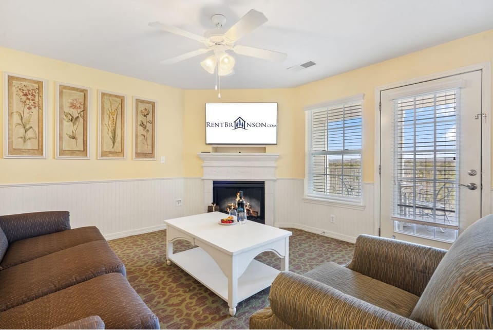 Large 2 Bed Condo w Beautiful Deck Views-Free Attraction Tickets-Table Rock Lake Access House in Kimberling City