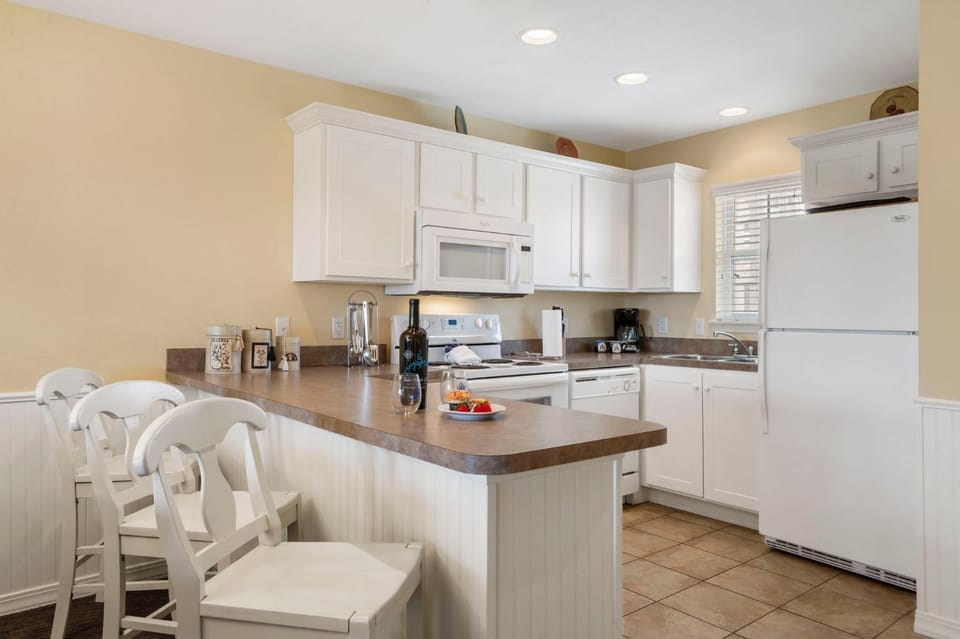 Expansive Condo w Table Rock Lake Access-Free Attraction Tickets-2 Kitchens House in Kimberling City