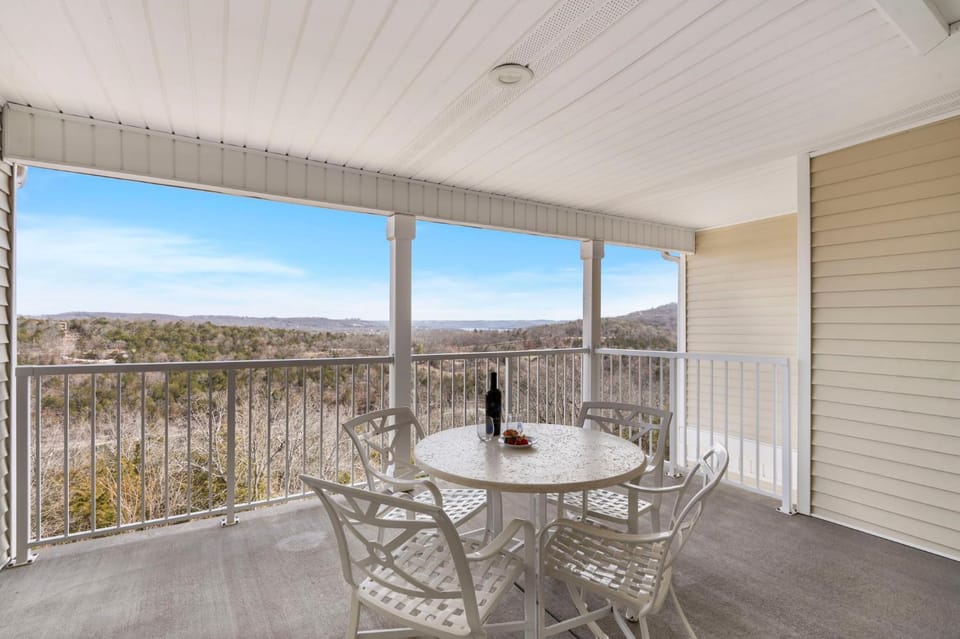 Expansive Condo w Table Rock Lake Access-Free Attraction Tickets-2 Kitchens House in Kimberling City