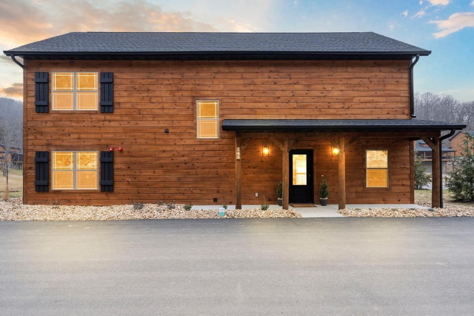 Community Indoor Pool-Near Thunder Ridge-Free Local Attraction Tickets-Water View House in Ridgedale