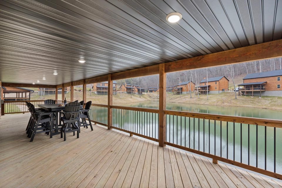 Community Indoor Pool-Near Thunder Ridge-Free Local Attraction Tickets-Water View House in Ridgedale