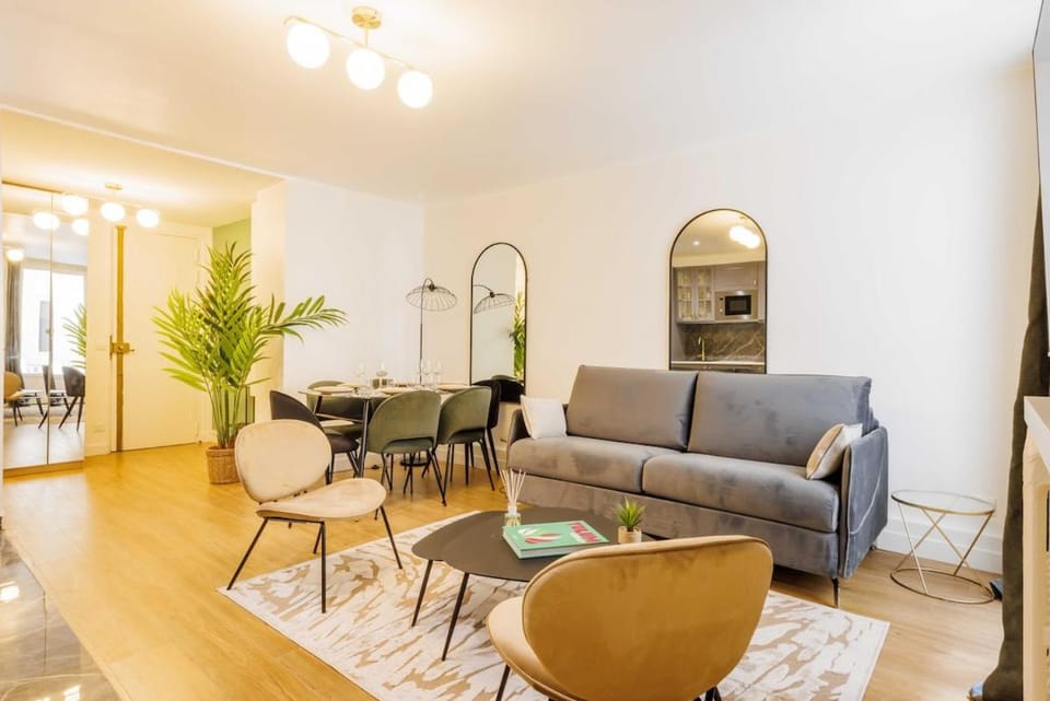 Apartment 3 Min from Haussmann, Sleeps 6 , 2BDR Apartment in Paris