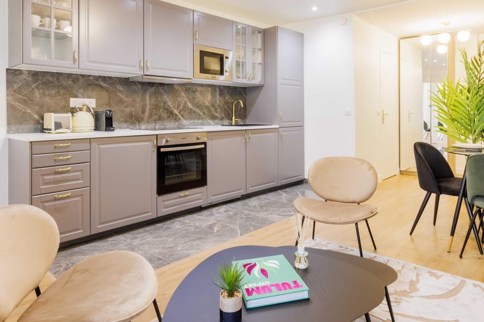 Apartment 3 Min from Haussmann, Sleeps 6 , 2BDR Apartment in Paris