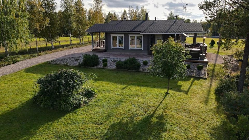 Private lakeside cabin Metsola, 2 bedrooms, jacuzzi, ice swimming Cabin in Finland