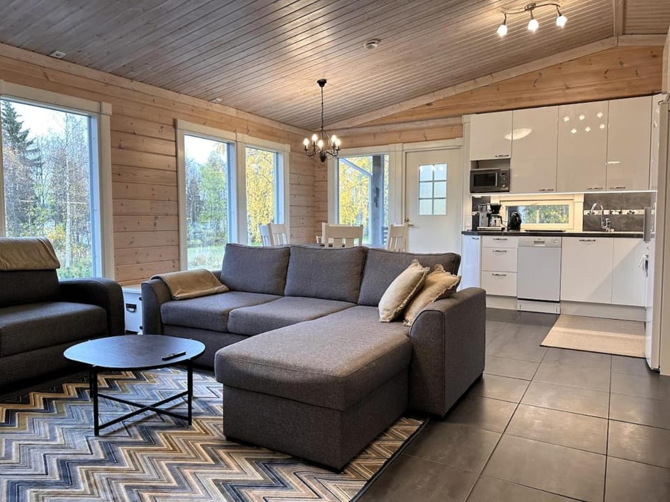 Private lakeside cabin Metsola, 2 bedrooms, jacuzzi, ice swimming Cabin in Finland