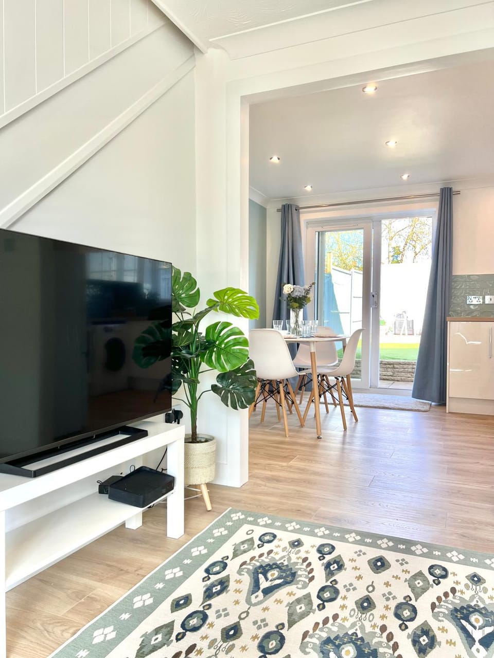 Communal lounge/ TV room, TV and multimedia, Living room, Seating area, Dining area, Evening entertainment