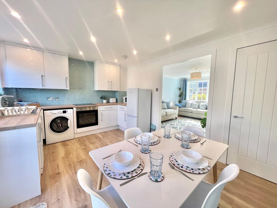 Kitchen or kitchenette, Living room, Seating area, Dining area, dishwasher, minibar, oven, pet friendly, stove, toaster, washing machine