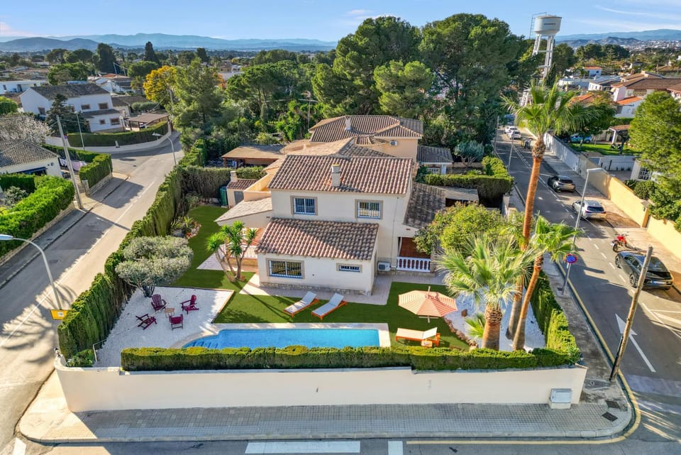 Property building, Day, Neighbourhood, Natural landscape, Bird's eye view, Pool view, Street view, Swimming pool, Location, Parking, sunbed