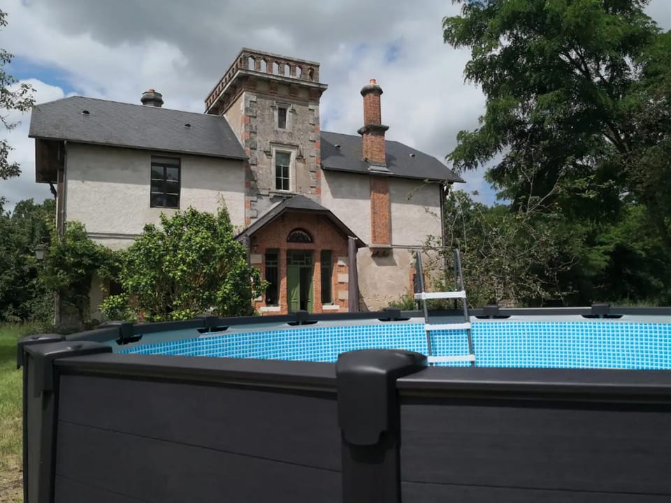 Domaine de l'Île: Maison historique avec piscine et Wi-Fi - FR-1-586-57 House in Centre-Val de Loire