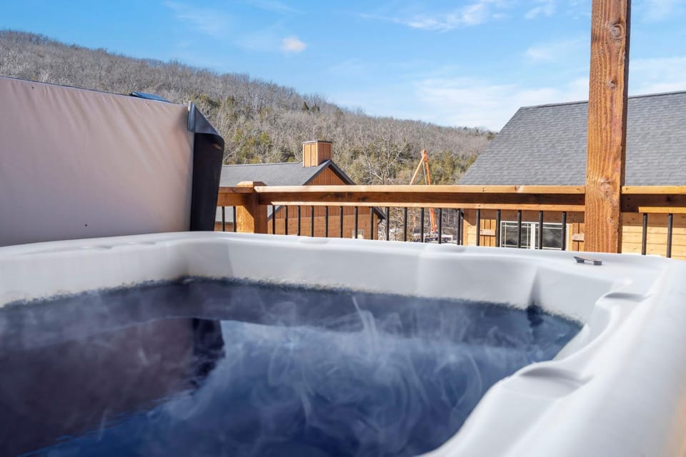 Private Hot Tub-Firepit-Water View-Cmty Indoor Pool-Daily Attraction Tickets House in Hollister