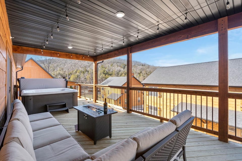 Private Hot Tub-Firepit-Water View-Cmty Indoor Pool-Daily Attraction Tickets House in Hollister