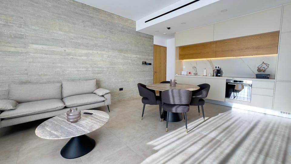 Malberry Park 303 - Modern 2bedroom Apt with Shared Heated Pool, Sauna, Gym, Jacuzzi Apartment in Paphos