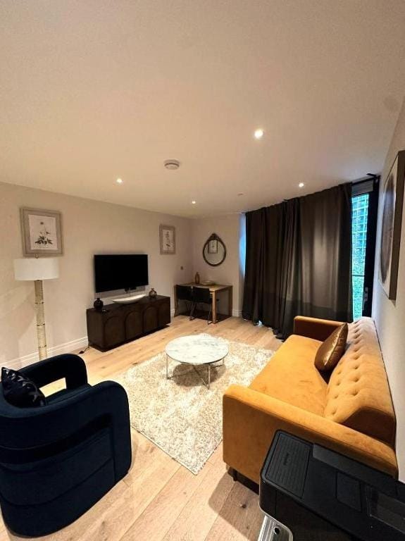 Communal lounge/ TV room, TV and multimedia, Living room, Seating area, Evening entertainment