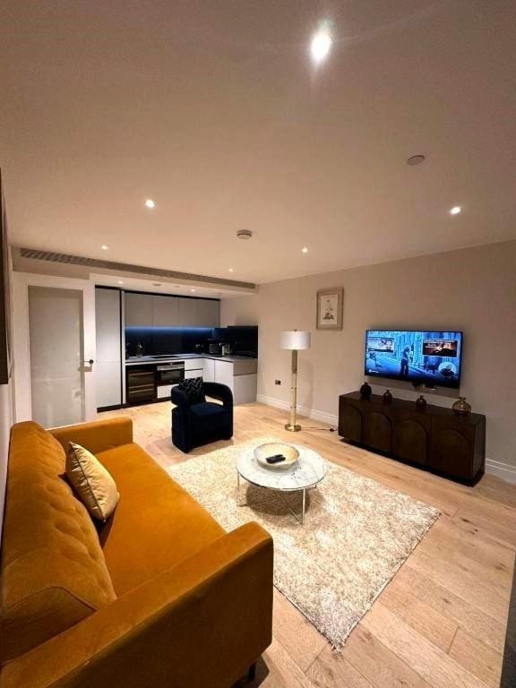Communal lounge/ TV room, TV and multimedia, Living room, Seating area, Evening entertainment