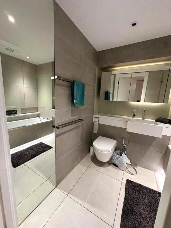 Shower, Toilet, Bathroom, Bath, towels