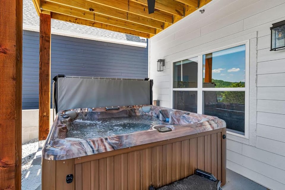 Wow-High End Decor-Golf Cart-Games-Free Attraction Tickets-Upgraded Amenities-Hot Tub House in Ridgedale