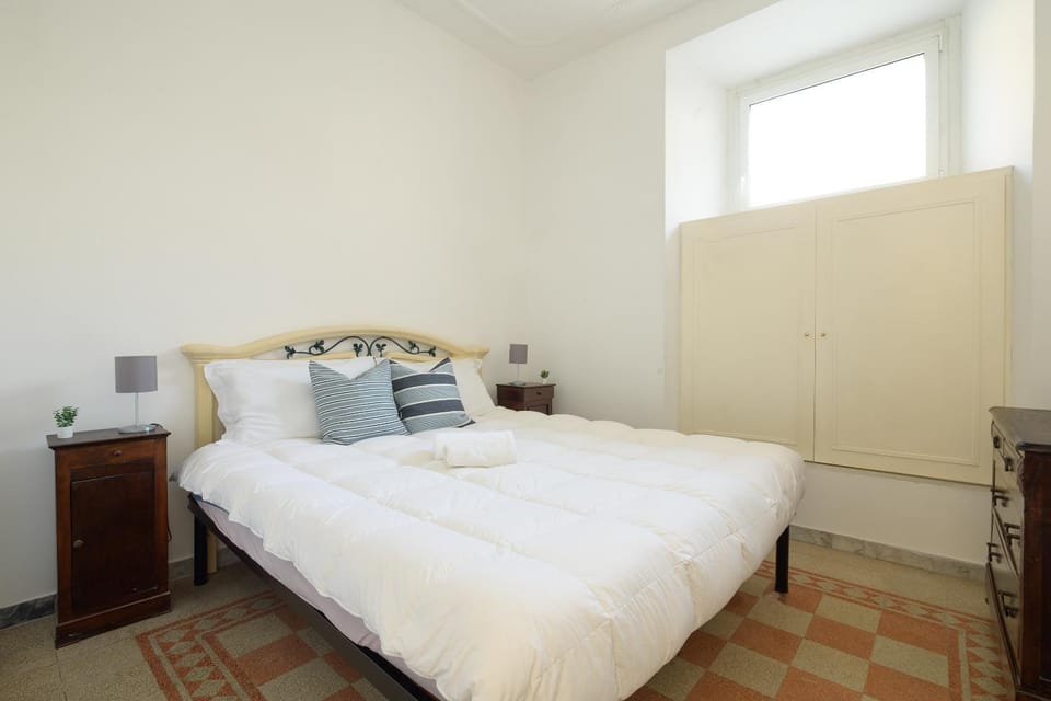 Bed, TV and multimedia, Photo of the whole room, Bedroom, Shopping Area, internet, internet, locker, wardrobe
