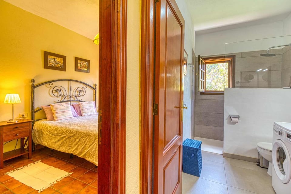 Bed, Bathroom, Photo of the whole room, Bedroom