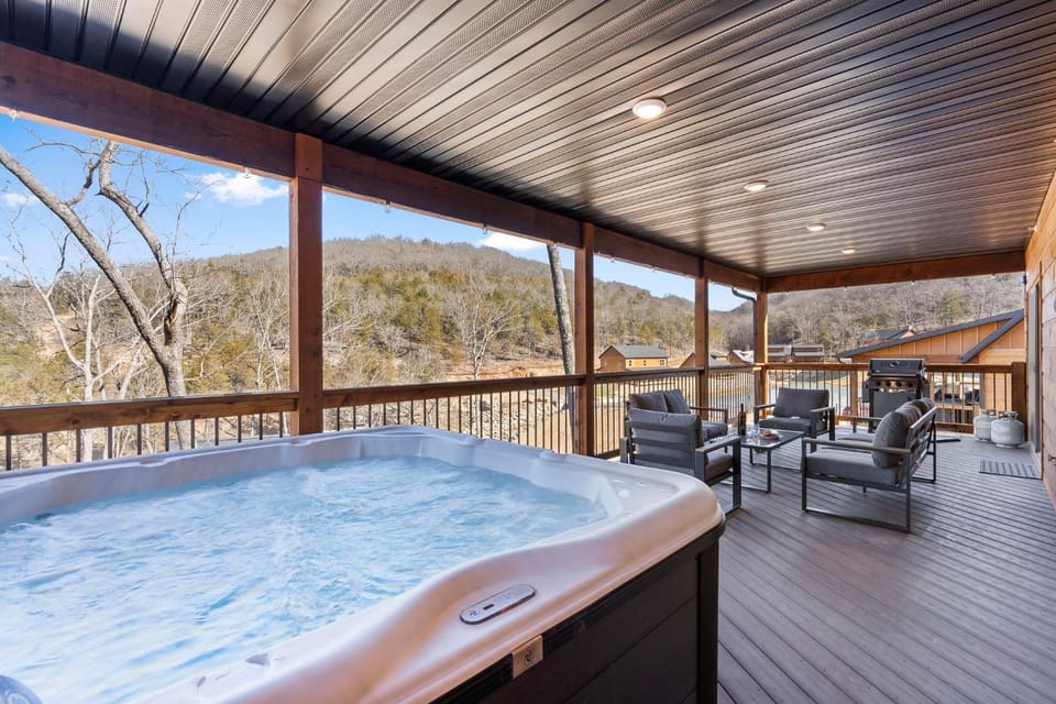 Multiple Arcades-Private Hot Tub-Cmty Indoor Pool-Free Daily Tickets-Water View-Cmty Dog Park House in Ridgedale
