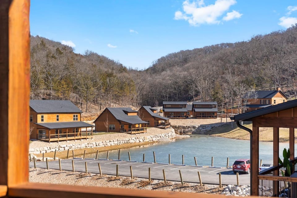Multiple Arcades-Private Hot Tub-Cmty Indoor Pool-Free Daily Tickets-Water View-Cmty Dog Park House in Ridgedale