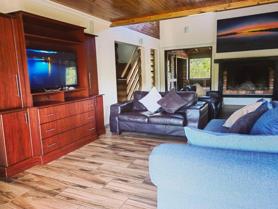 Communal lounge/ TV room, TV and multimedia, Living room, Seating area, Evening entertainment