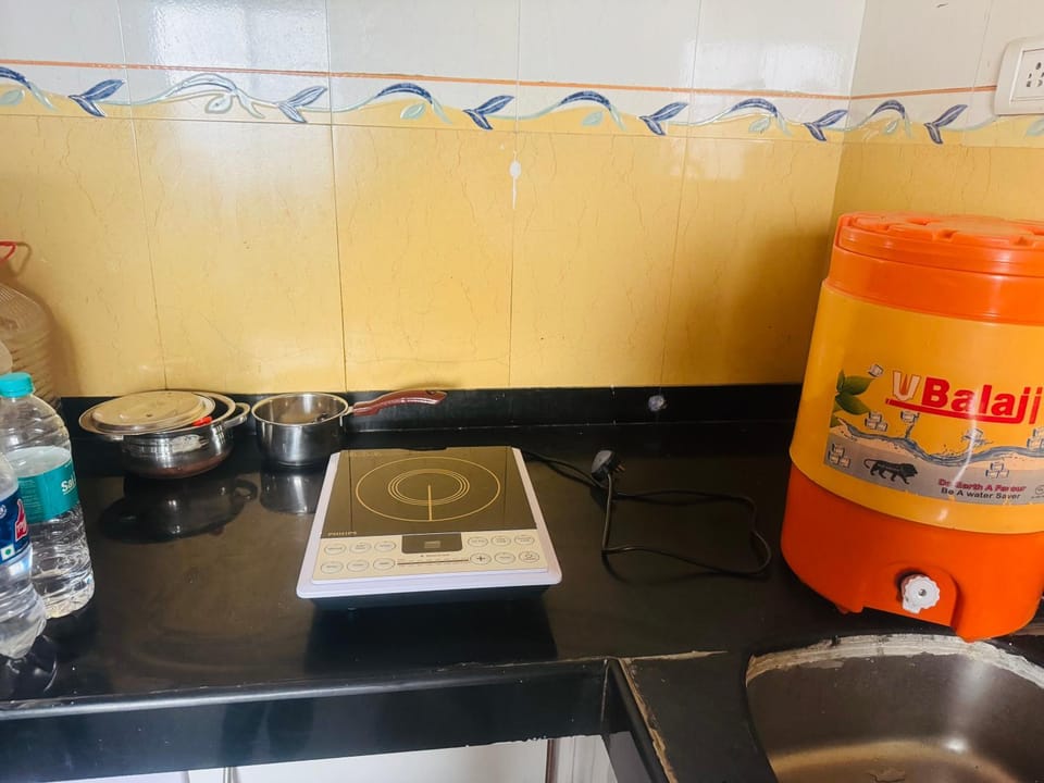 Coffee/tea facilities, Kitchen or kitchenette, stove