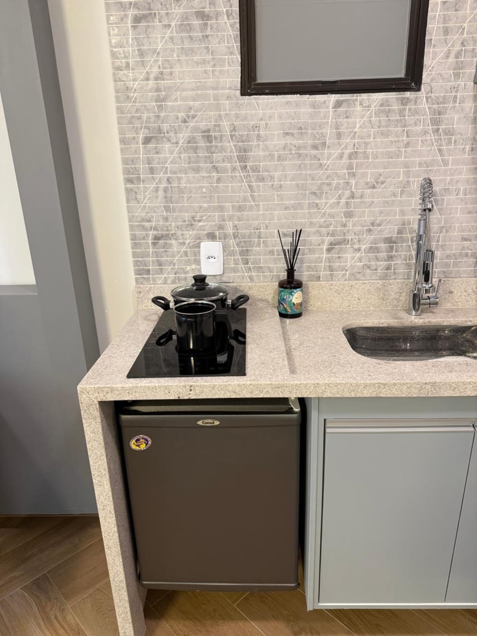 Kitchen or kitchenette, minibar, stove