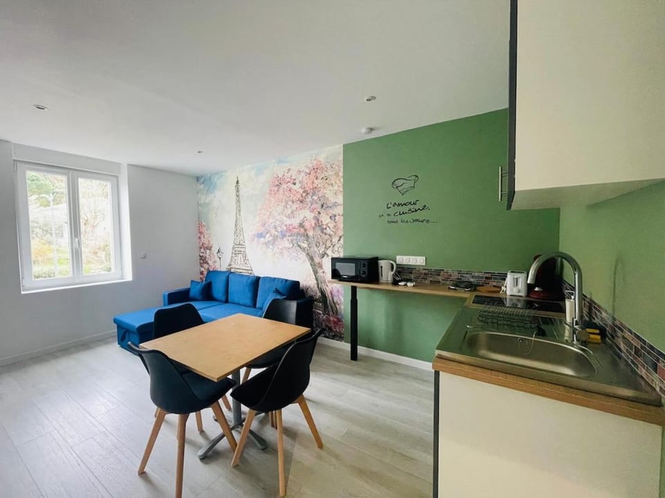 Coffee/tea facilities, Kitchen or kitchenette, Living room, Seating area, Dining area