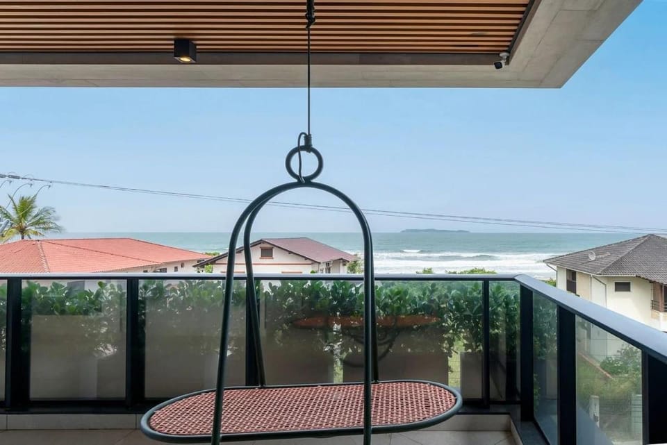 Sea view, Street view