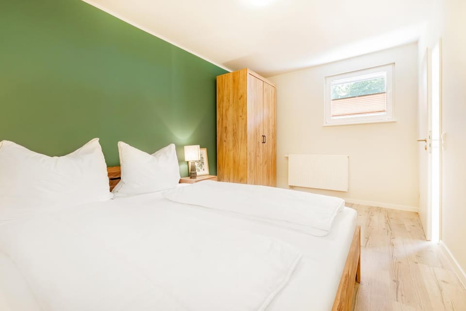 Bed, Photo of the whole room, internet, wardrobe