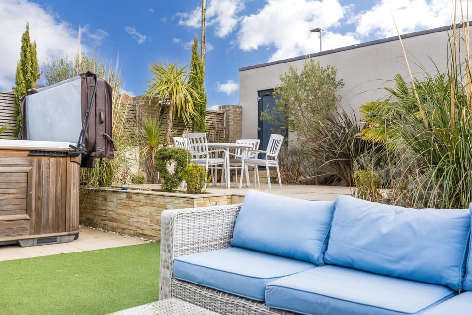 Luxury 5 bedroom House-Large Swim Spa & Sea Views! Hosted by Amar Luxury Stays House in Poole