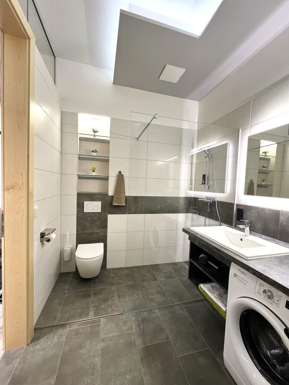 Toilet, Bathroom, towels, washing machine