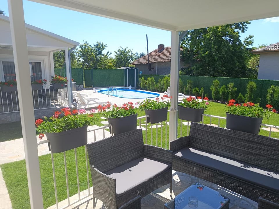 Patio, Garden view, Swimming pool, sunbed