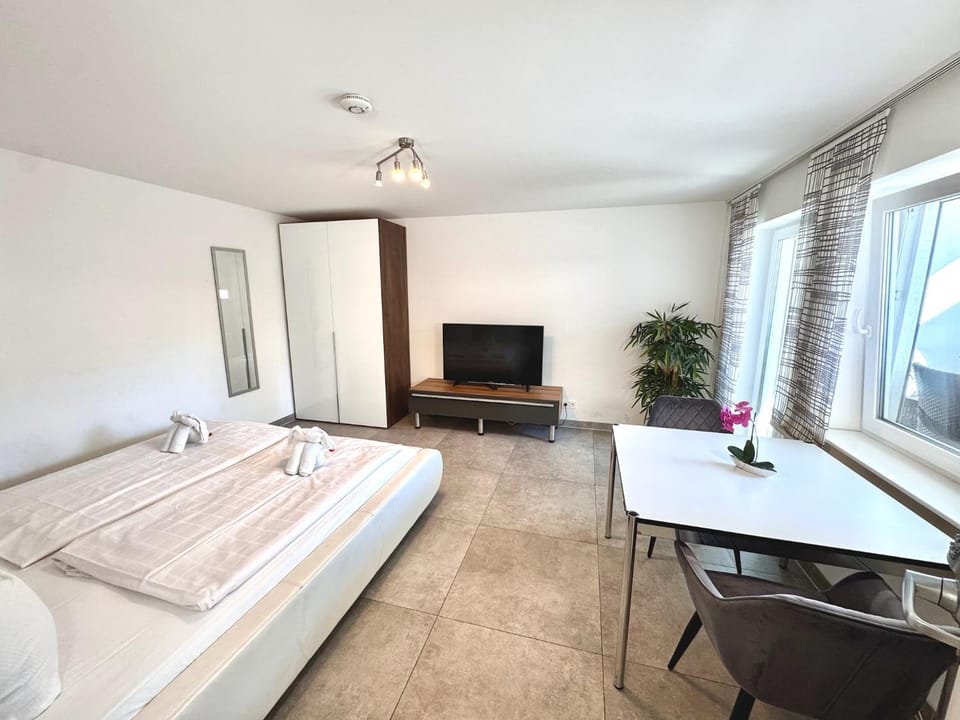 Bed, TV and multimedia, Photo of the whole room, Seating area, Dining area, Bedroom, wardrobe