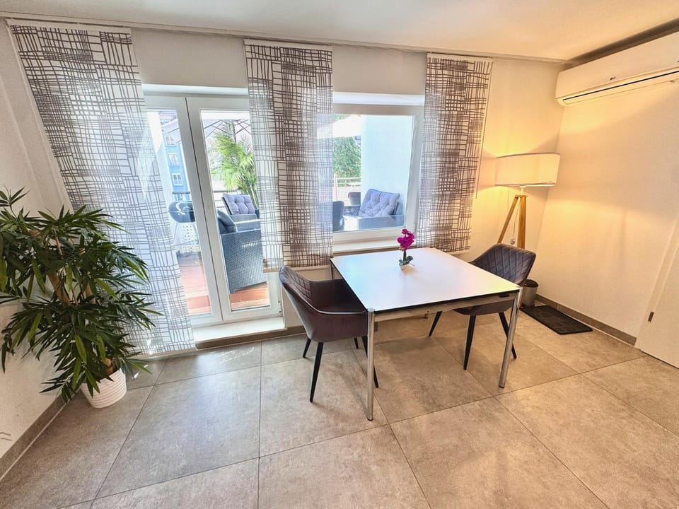 Seating area, Dining area