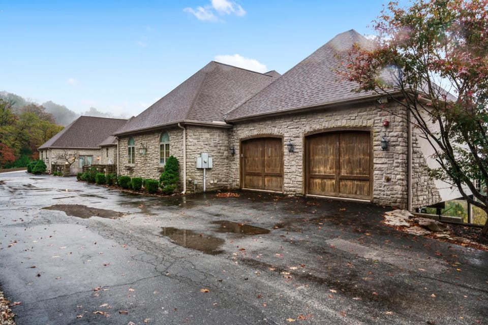 Townhouse w Tree Top & Lake Views-Billiards-Air Hockey-Free Tix-Pvt Hot Tub-Basketball-Garage House in Branson