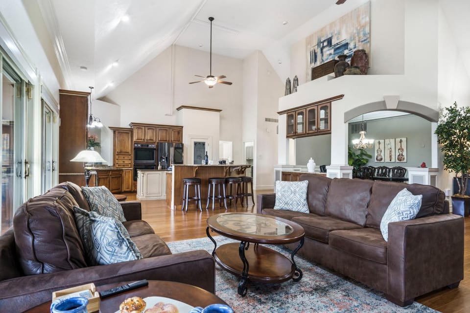 Townhouse w Tree Top & Lake Views-Billiards-Air Hockey-Free Tix-Pvt Hot Tub-Basketball-Garage House in Branson