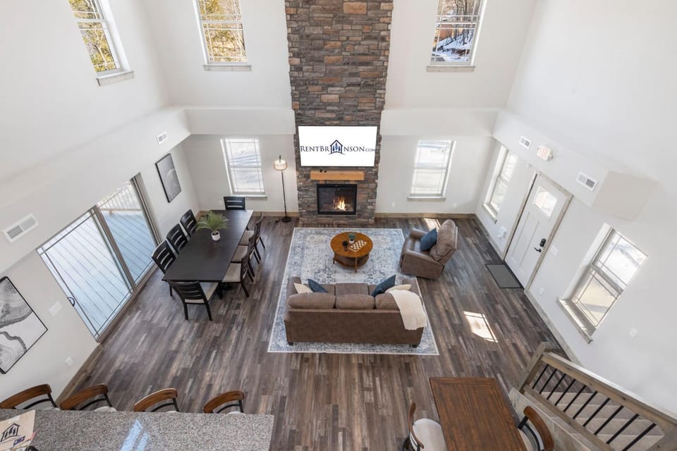 All New Cabin w Free Attraction Tickets-Pvt Hot Tub-Community Indoor Pool Cabin in Ridgedale
