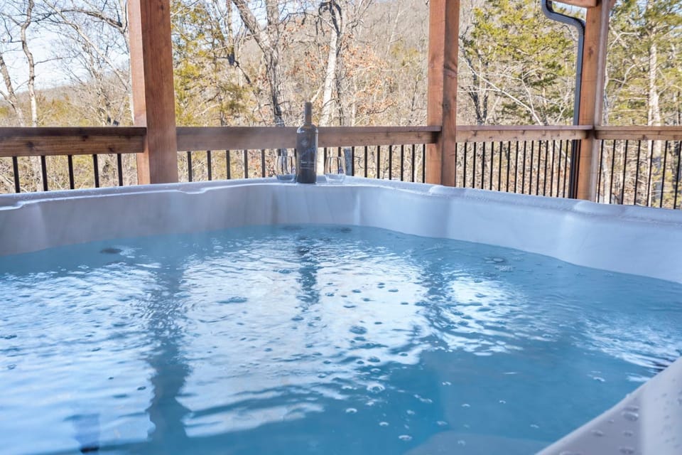 All New Cabin w Free Attraction Tickets-Pvt Hot Tub-Community Indoor Pool Cabin in Ridgedale