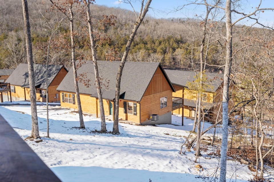 All New Cabin w Free Attraction Tickets-Pvt Hot Tub-Community Indoor Pool Cabin in Ridgedale