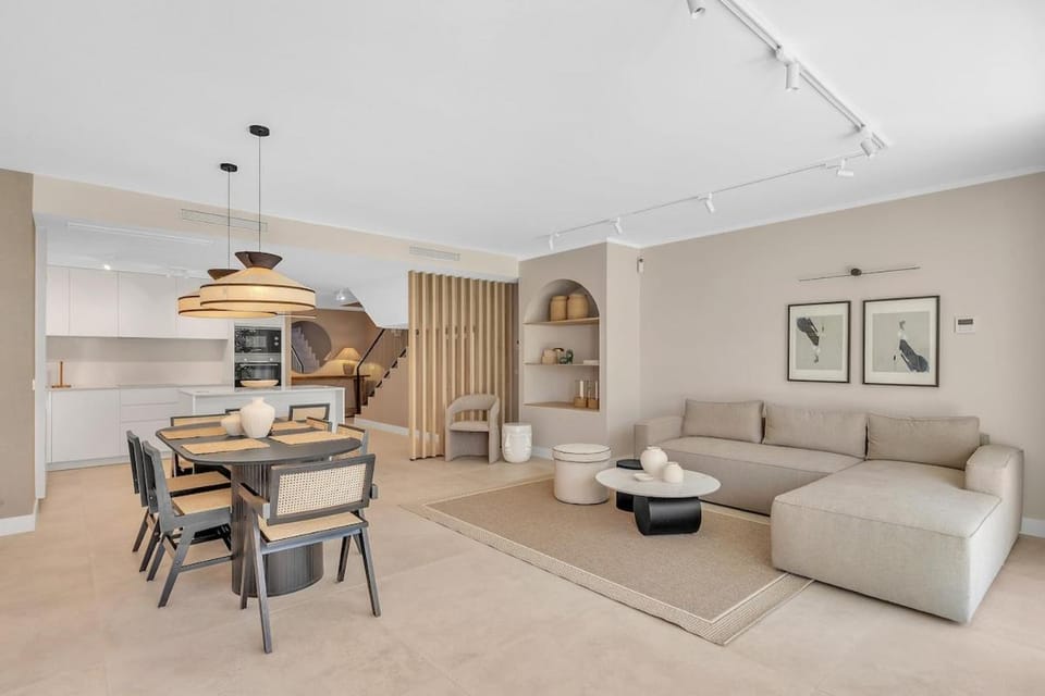 Kitchen or kitchenette, Living room, Seating area, Dining area