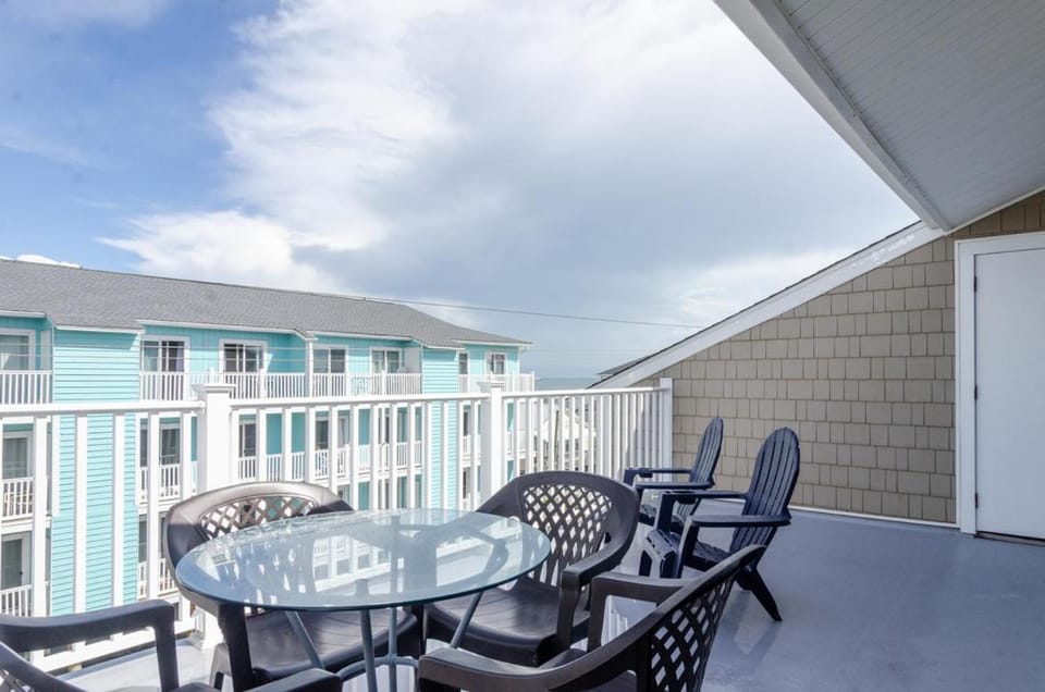 Zwolak by Bryant Real Estate House in Carolina Beach